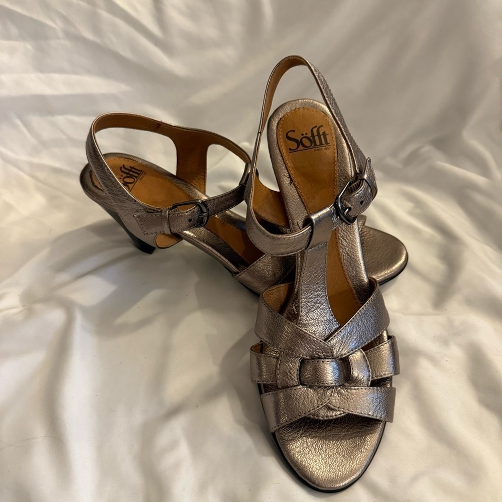 NWOT Sofft 9.5W Sabana Metallic Leather T-strap Sandal